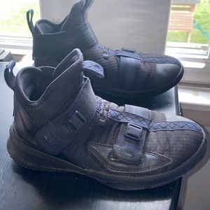 Lebron Black Zipup with Velcro. Very minimal tread, if any used. Great shape.
